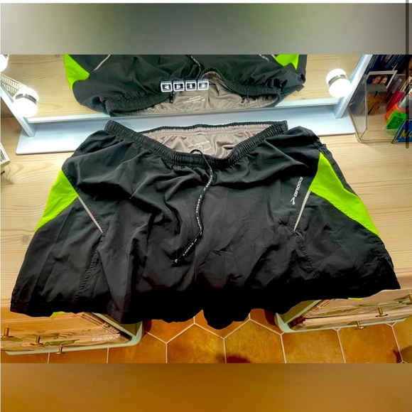 Colombia hiking shorts and Brooks running short - Picture 4 of 8